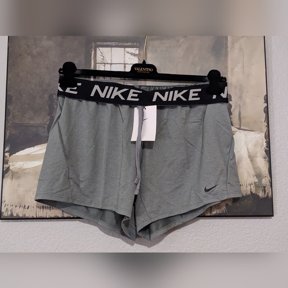 NIKE WOMENS DRI-FIT SWOOSH GRAY TRAINING SHORTS SIZE MEDIUM ❤️